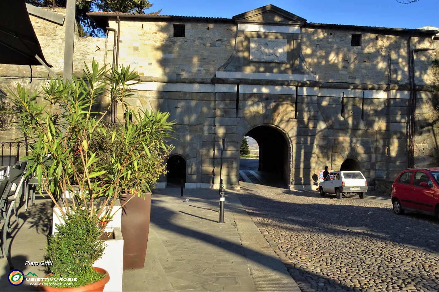 58 Alla porta di Sant'Alessandro.JPG